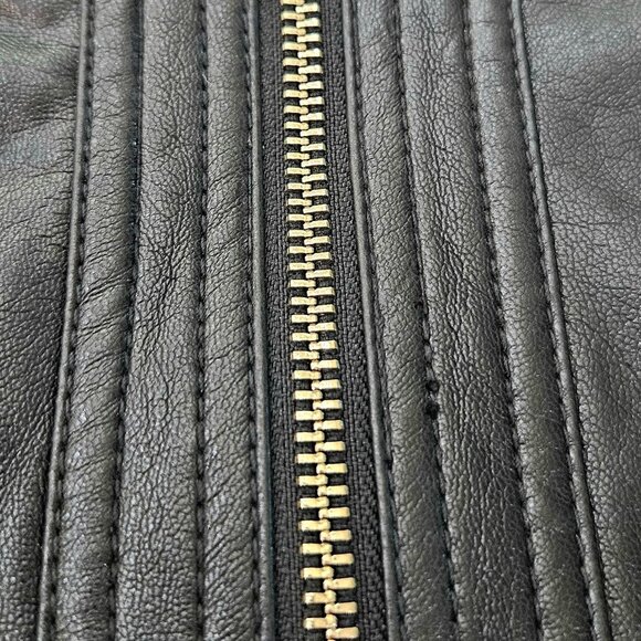 Guess Pleather Miniskirt Women's US Size (0) Soft With Gold Detailing - Picture 2 of 14